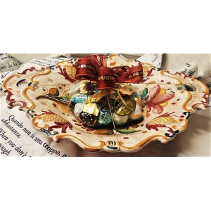 "Vassoio smerlato" ceramica di Deruta con cioccolatini Perugina