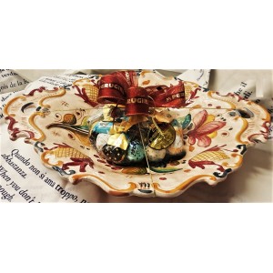 "Vassoio smerlato" ceramica di Deruta con cioccolatini Perugina